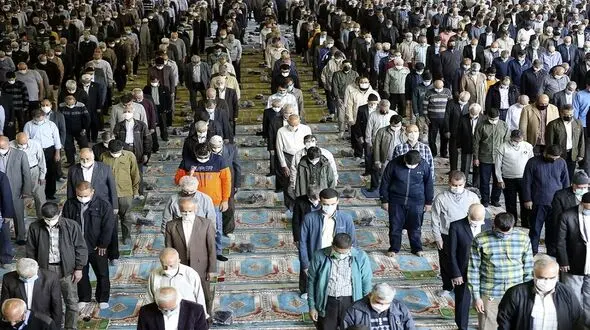 اقامه نماز باران در گلستان شهدای اصفهان + فیلم