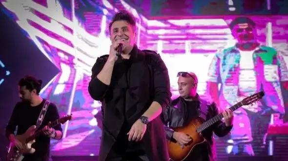 فیلم آواز شاد /  اجرای بی نظیر علیرضا طلیسچی تو کنسرتش  /  طرفداراش مثل فنر از جا بلند شدند