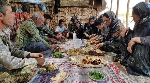 فیلم/ پخت چلو جوجه کباب محلی به سبک یک بانوی عشایر قشقایی 