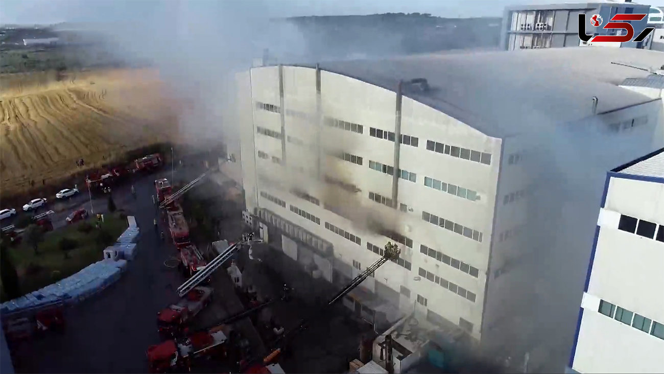 ببینید / اولین تصاویر از آتش‌سوزی شدید در یک کارخانه تولید شیشه در استانبول