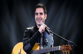 فیلم آوازخوانی باشکوه محسن یگانه در کنسرتش / شروع نکرده تماشاچیا از حفظ آهنگشو خوندن انقد ذوق کرده