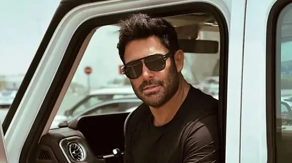 استایل ورزشی محمدرضا گلزار با خودروی جدید میلیاردی "زرد قناری" / حتی کفش خودش رو با ماشین ست کرده