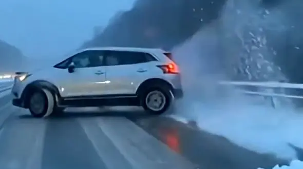 برف بی‌صدا اما خطرناک؛ تصادفی که قابل پیش‌بینی نبود + فیلم