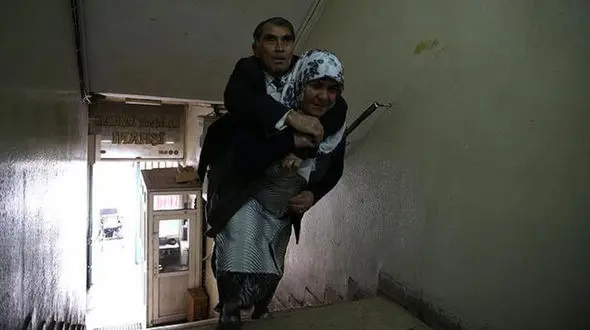 پیرزن عاشق پیشه دوش کش شوهر فلجش+ عکس های باورنکردنی