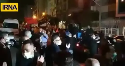فیلم عزاداری معاون اول رئیس جمهور و علی شمخانی در دسته سینه‌ زنی خوزستانی‌ها / شب تاسوعا تهران  