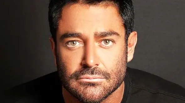 نگاهی به کارت عروسی محمدرضا گلزار و همسرش آیسان بانو/کارتی که به زبان دیگری نوشته شد+ عکس