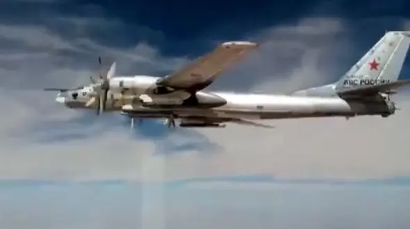 شلیک موشک‌های کروز به مواضع داعش در دیرالزور را ببینید+ فیلم