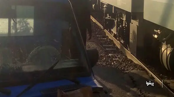 برخورد نیسان آبی با قطار مشهد - تهران + عکس