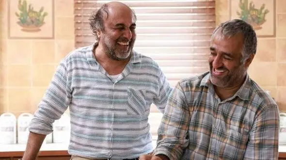 فیلم/  هندوانه خوردن رضا عطاران و پژمان جمشیدی در شب یلدا و در یک ویلای ساحلی