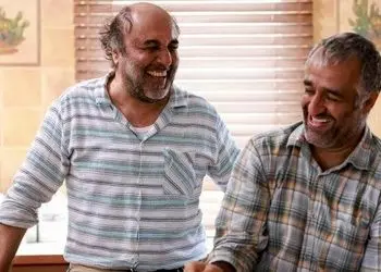 فیلم/  هندوانه خوردن رضا عطاران و پژمان جمشیدی در شب یلدا و در یک ویلای ساحلی