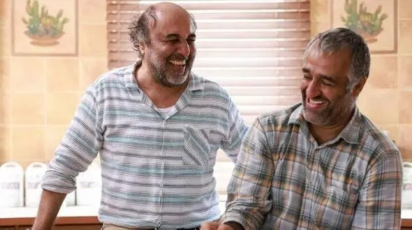 فیلم/  هندوانه خوردن رضا عطاران و پژمان جمشیدی در شب یلدا و در یک ویلای ساحلی