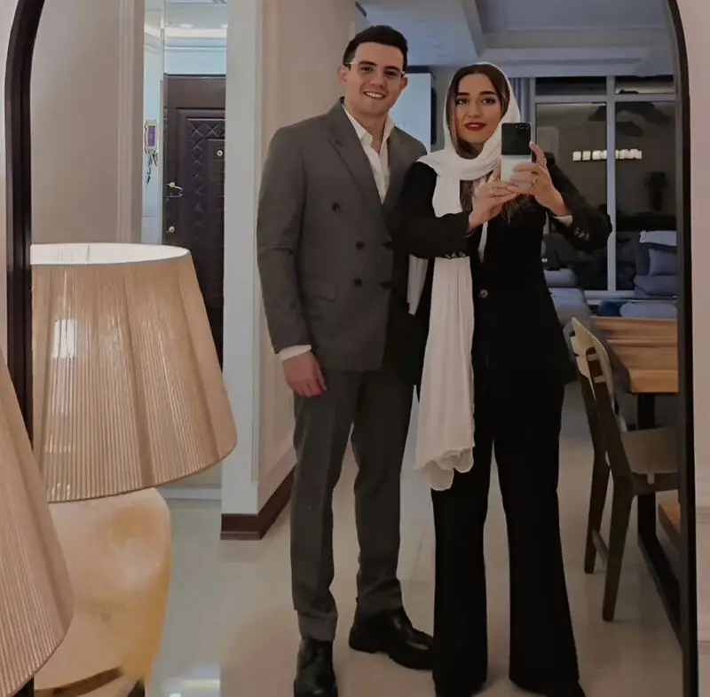 مازیار لیسانسه‌ها و همسرش 1