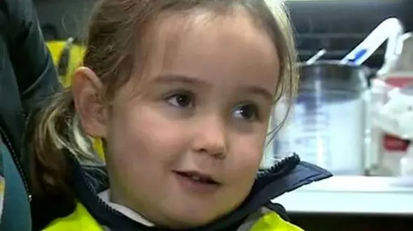  دختربچه جان مادرش را نجات داد +عکس 