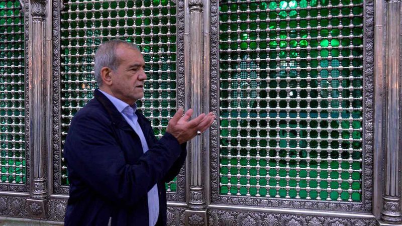مسعود پزشکیان رییس جمهور در حال نماز خواندن در مرقد امام خمینی (_ره) - مراسم تجدید بیعت اعضای هیئت دولت با آرمان های امام راحل