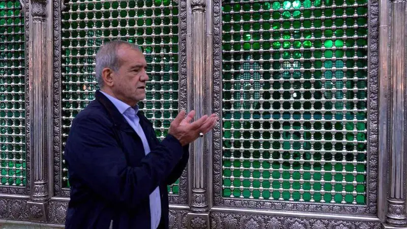 مسعود پزشکیان رییس جمهور در حال نماز خواندن در مرقد امام خمینی (_ره) - مراسم تجدید بیعت اعضای هیئت دولت با آرمان های امام راحل