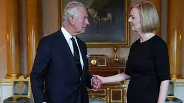 ببینید | جنجال در اولین دیدار پادشاه جدید؛ احترام ناقص لیز تراس به شاه چارلز