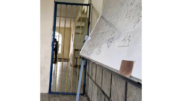 کلاسی با دری به شکل زندان / سازمان نوسازی مدارس در خواب ! 