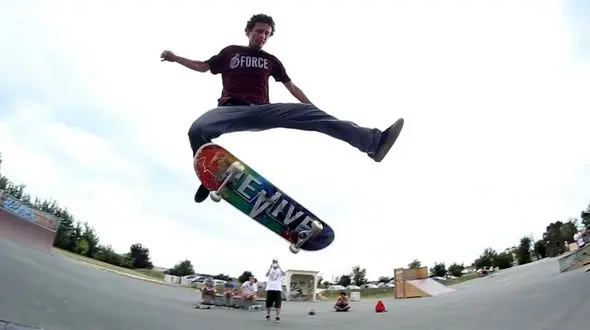 مجموعه ای از بهترین و هیجان انگیزترین حرکات نمایشی با اسکیت برد +فیلم