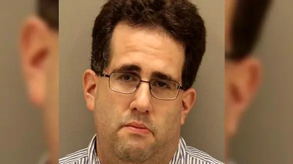 معلم منحرف به دانش آموزان کارهای مستهجن یاد می داد! +عکس