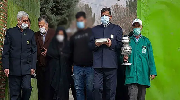 پیرزن زندان کرمانشاه به آغوش خانواده اش بازگشت / علت زندان رفتن چه بود؟