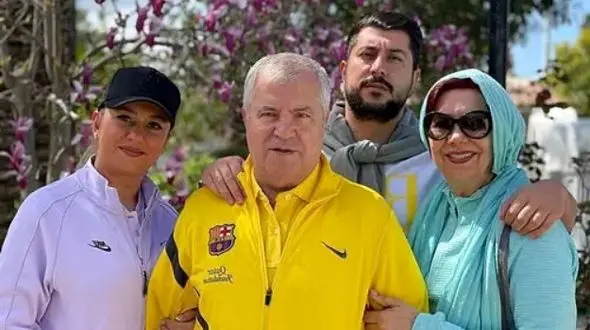 عکس خانوادگی  علی پروین در کنار همسر جوان و دختران زیبایش/ مادر جوانتر و خوش استایل تر از دخترانش .../ چه جمع باحال و صمیمی ای