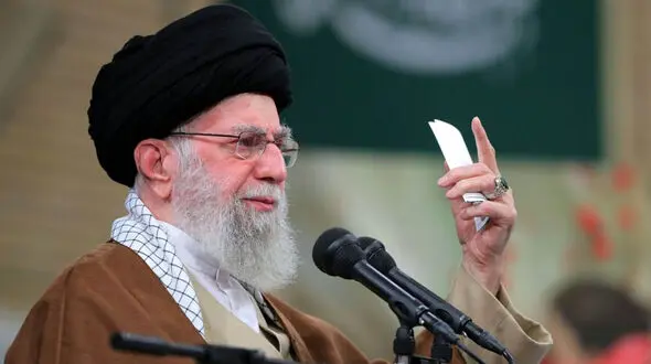 فیلم / رهبر انقلاب: جنگ که شد  نزدیک فرودگاه بودم /  وقتی هر 6 محافظم رو مرخص کردم  بروند طفلک‎‌ها گریه کردند