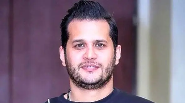 عکس / اولین رونمایی از مادر فوق جوان و زیبای سیاوش خیرابی، فرید سریال آوای باران ... / پدر جنتلمنش را هم ببینید ..