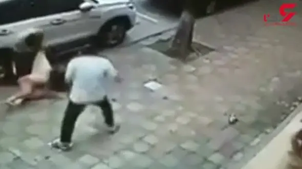 مرد خشمگین پس از زیر گرفتن همسرش با ساطور به جان وی افتاد / مقابل دادگاه خانواده رخ داد+ فیلم