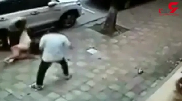 مرد خشمگین پس از زیر گرفتن همسرش با ساطور به جان وی افتاد / مقابل دادگاه خانواده رخ داد+ فیلم