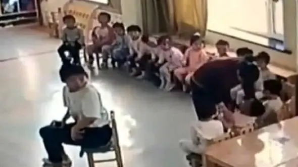 رفتار خشن مربی مهدکودک با بچه بی دفاع! + فیلم