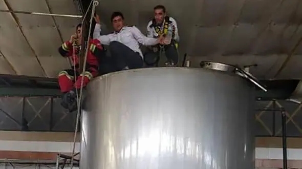 سقوط هولناک کارگر 51 ساله ارومیه ای به داخل مخزن روغن / در حال نظافت بود + عکس