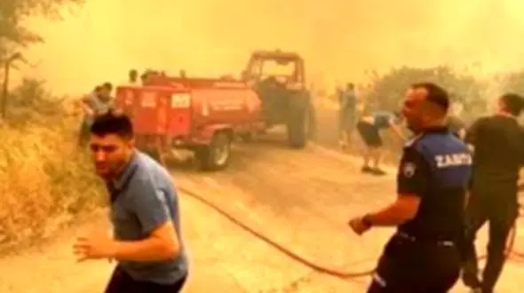 آتش‌سوزی مهیب در شهر ازمیر/ ۵۰ هزار نفر بی‌خانمان شدند