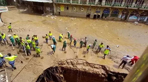 استقرار ٢٠ تانکر آبرسانی و ۱۴ تیم عملیاتی در امامزاده داود تهران