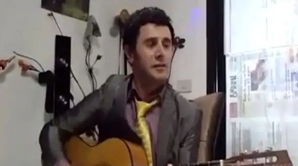 فیلم آواز بهشتی و محشر  امین حیایی با گیتاری که خودش نواخت ! / همه از خنده کبود شدند !