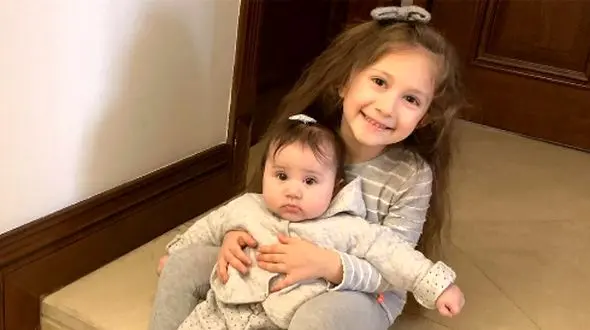 عکس | لحظات شیرین خواهرانه پناه و نبات دخترهای شاهرخ استخری