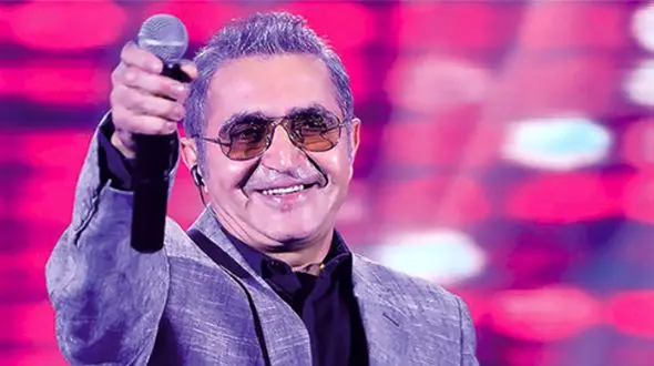 آواز باشکوه فریدون آسرایی وسط مصاحبه که اشک‌ خودش را درآورد  / دوست دارم ، قد تموم آدما!