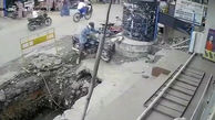 فیلم تکان دهنده از لحظه سقوط مرد موتور سوار به گودال وسط خیابان