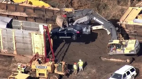 97 خودروی لوکس BMW صفر کیلومتر در مسیر تحویل به مشتری به آهن پاره تبدیل شدند + فیلم و تصاویر