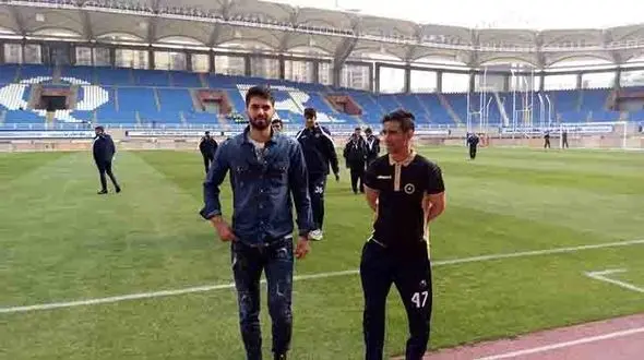 حضور علی کریمی در ورزشگاه امام رضا