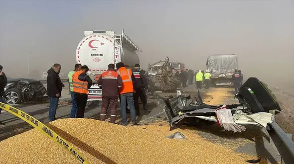 6 عکس عجیب از طوفان شن که خودروها را در هم کوبید