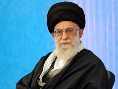 عکس سفر در زمان / قامت رهبری انقلاب در لباس احرام در مکه مکرمه