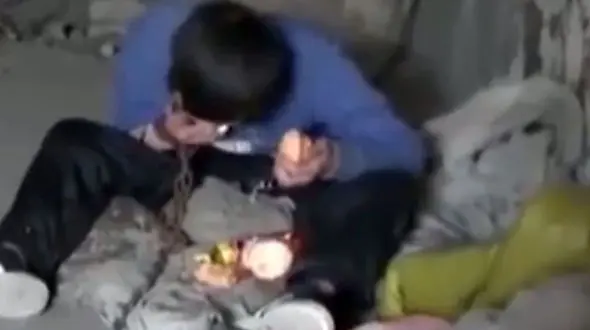 زنی پسر کر و لالش را 10 سال در دخمه خانه اش قل و زنجیر کرده بود! +فیلم 