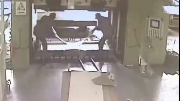 لحظه وحشتناک له شدن یک کارگر زیر دستگاه پرس را ببینید + فیلم تکاندهنده