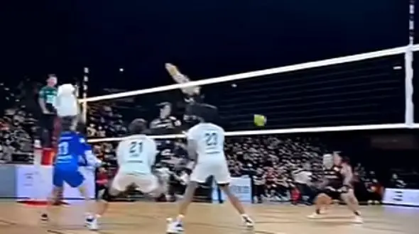 حفظ تیم والیبال با یک ضربه