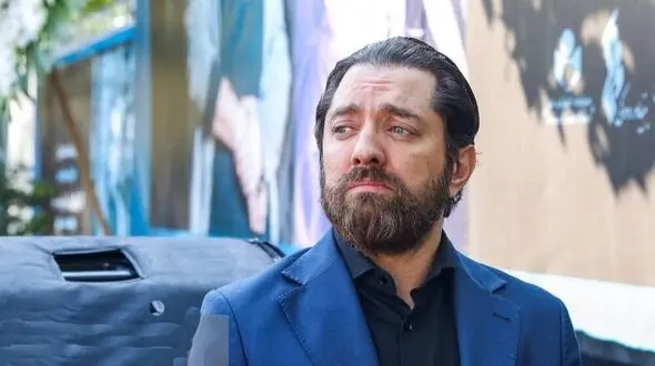 فیلم ضجه های بهرام رادان زیر تابوت پدرش و گریه هایش هنگام ریختن خاک داخل قبر ستون زندگی اش /  بی قراری مادرش در لحظات خاکسپاری را ببینید / روحش شاد