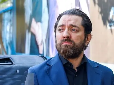 فیلم ضجه های بهرام رادان زیر تابوت پدرش و گریه هایش هنگام ریختن خاک داخل قبر ستون زندگی اش /  بی قراری مادرش در لحظات خاکسپاری را ببینید / روحش شاد