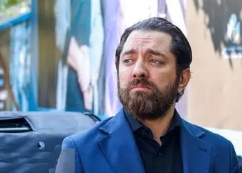 فیلم ضجه های بهرام رادان زیر تابوت پدرش و گریه هایش هنگام ریختن خاک داخل قبر ستون زندگی اش /  بی قراری مادرش در لحظات خاکسپاری را ببینید / روحش شاد