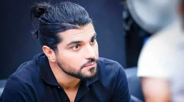 ادای احترام سینا مهراد به فرامرز قریبیان 