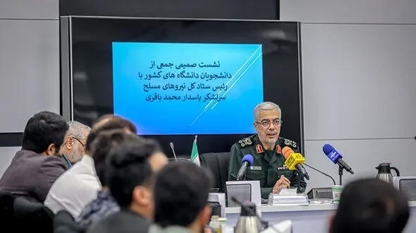 سرلشکر باقری: دانشجو نباید دچار سیاست‌زدگی و جریان‌زدگی شود/ دانشجویان نسبت به مسائل آگاه و توجیه باشند