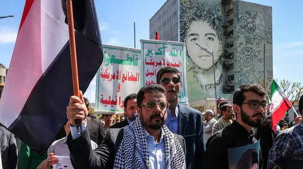 راهپیمایی نمازگزاران تهرانی در حمایت از عملیات «وعده صادق»